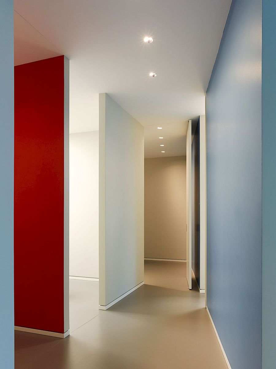 A hallway in the Nyon practice with red and blue walls